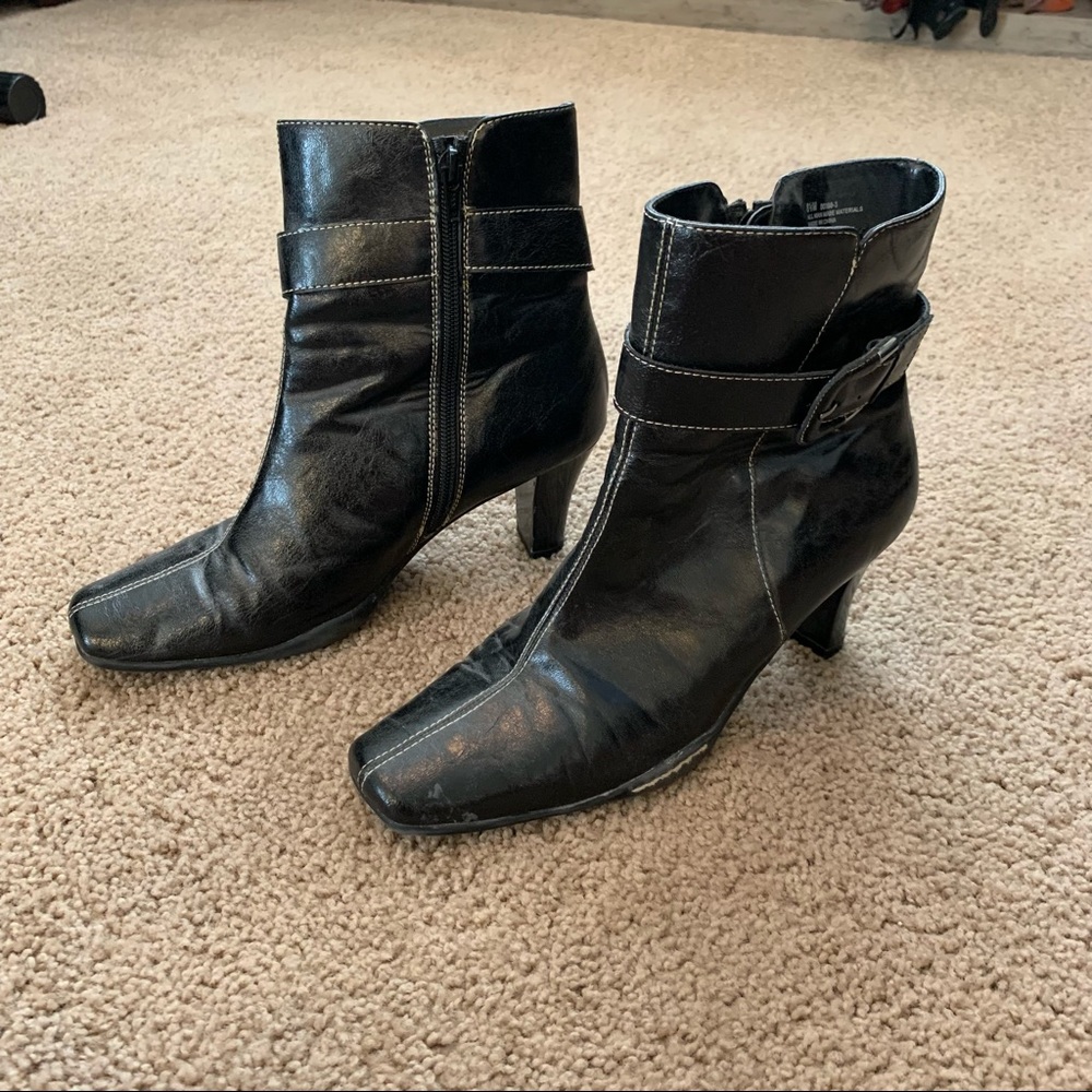 8.5 Aerosoles Black Heeled Bootie